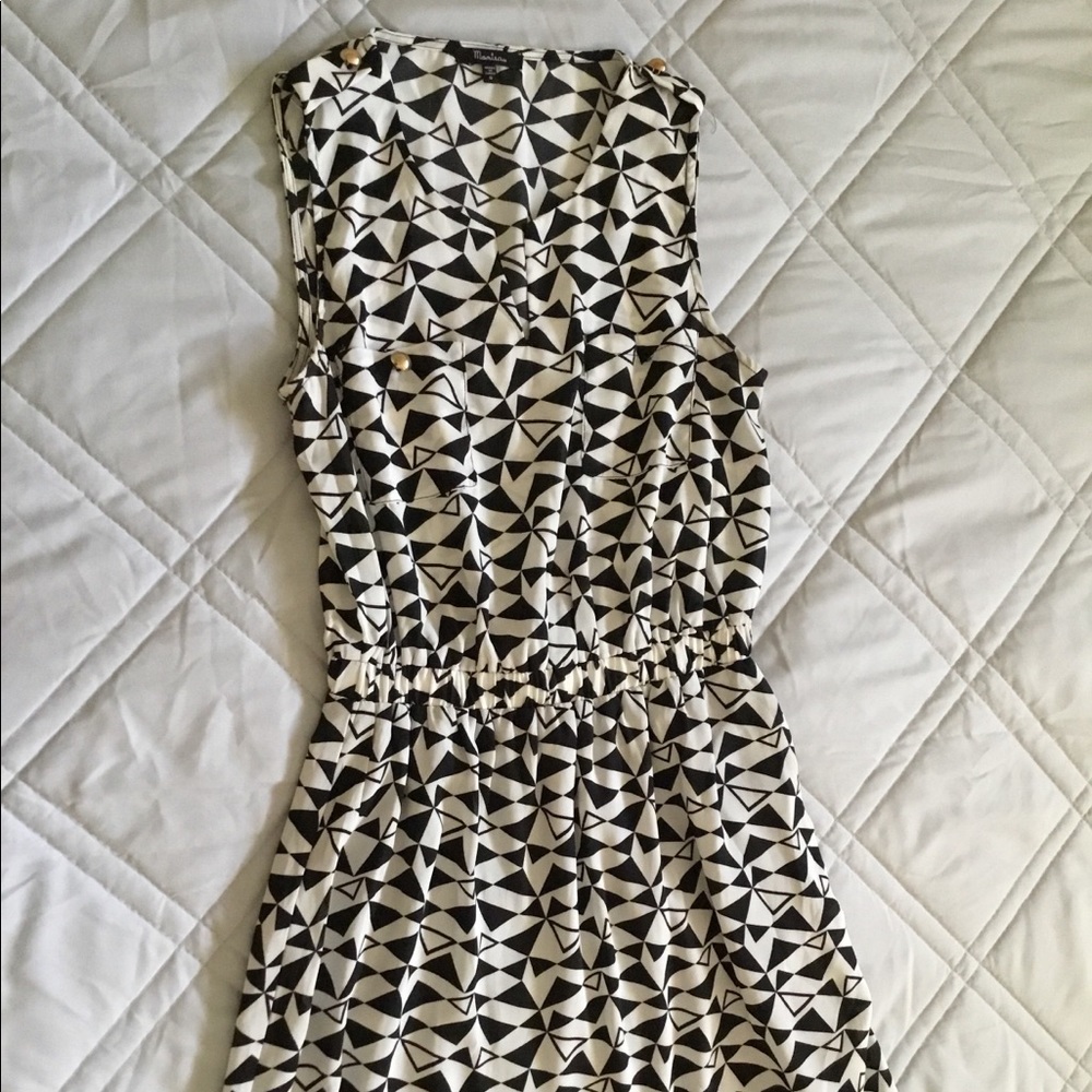 Cute, lined mini dress in a cool print.